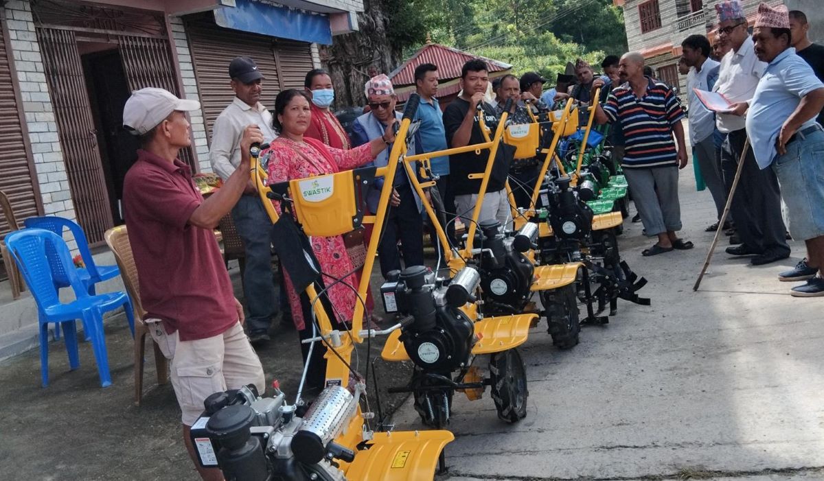 गोरखा नगरपालिकामा किसानलाई प्रविधिमैत्री बनाउन अनुदानमा हाते ट्र्याक्टर वितरण