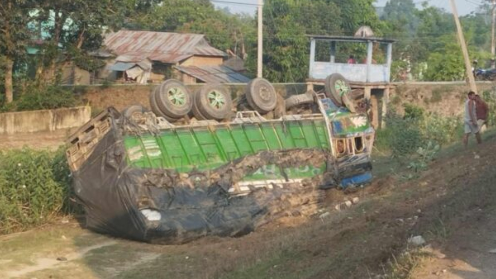 घोडाघोडीमा अनियन्त्रित ट्रक दुर्घटना हुँदा चालक घाइते