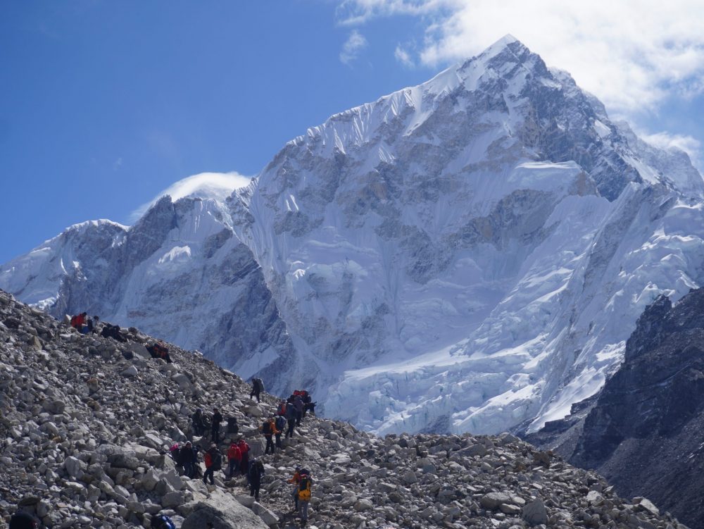 किन घट्यो पर्वतारोहण पथप्रदर्शक पेशामा शेर्पा युवाको आकर्षण ?