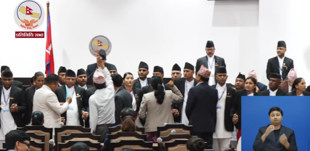 श्रम संस्कृति पार्टीको संसद्मा विरोध, वेल घेराउ गर्दै नाराबाजी