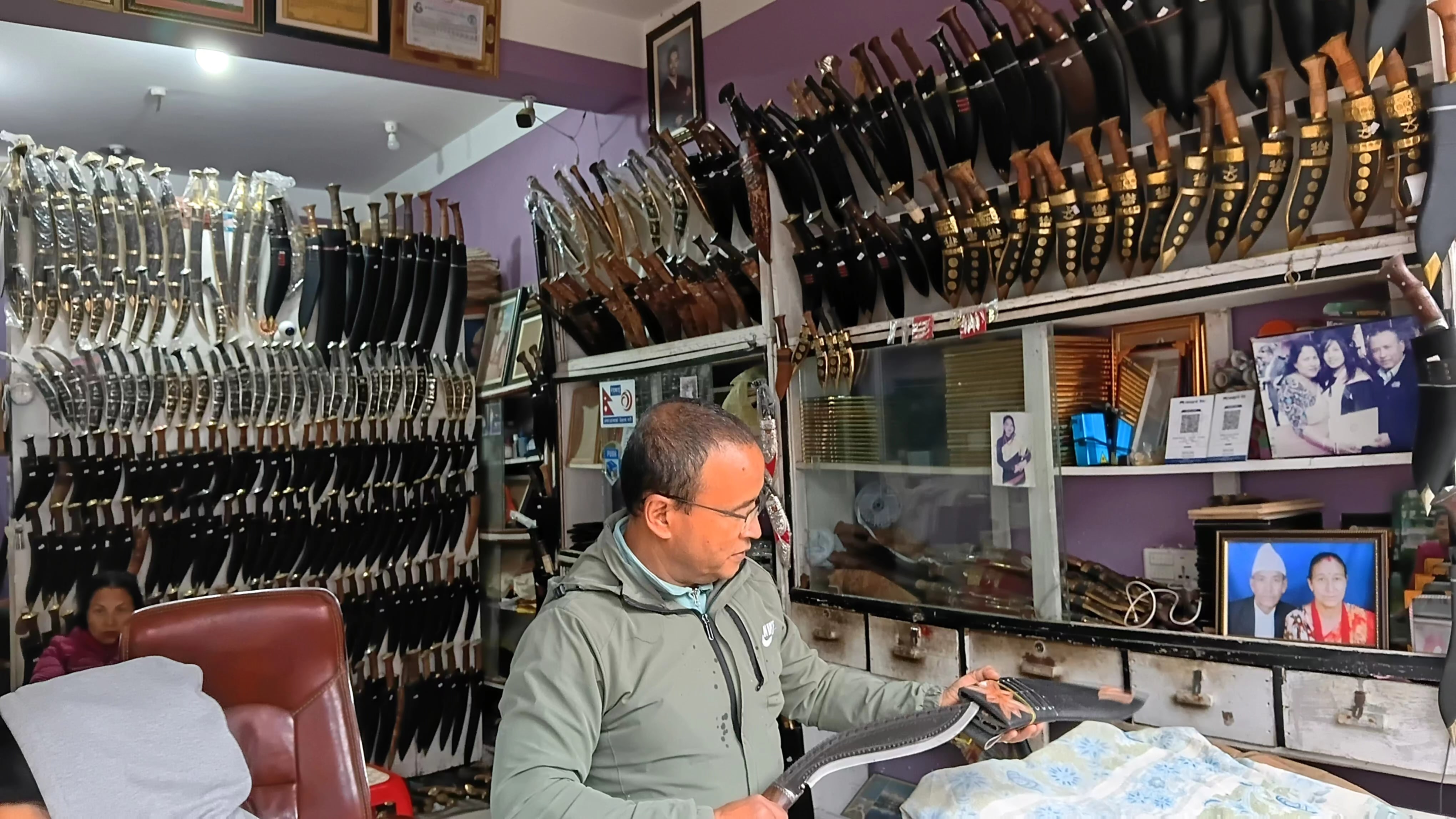 Image of https://mayorsap.com/storage/photos/shares/khukuri-2.jpg